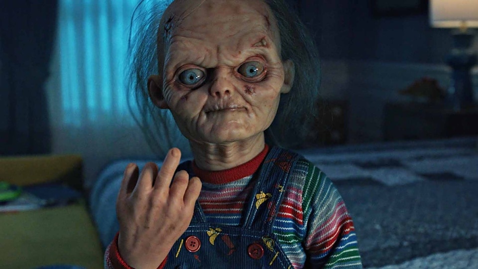 Chucky sticks up his middle finger in Chucky Episode 305.