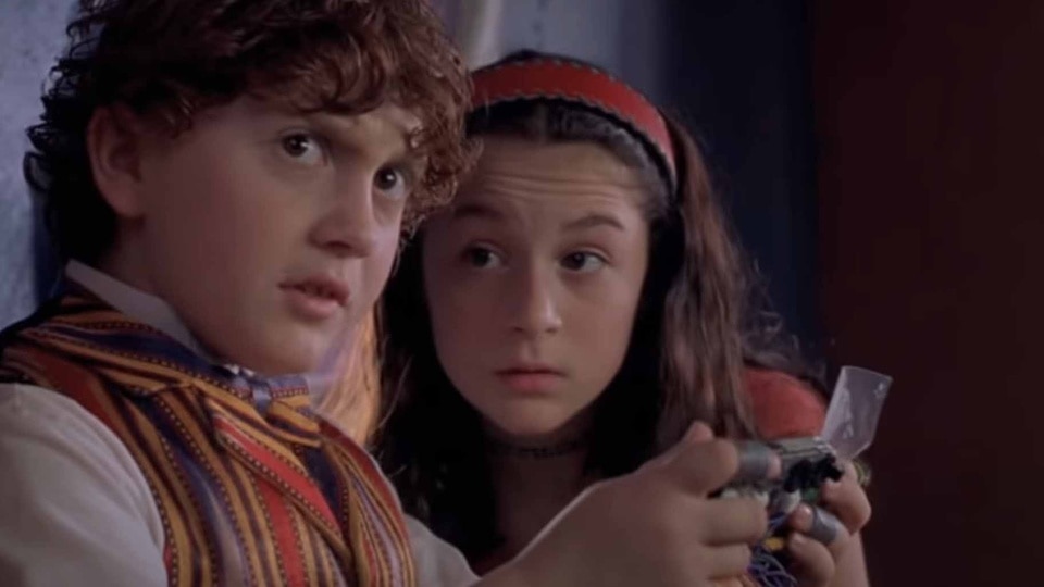 Juni (Daryl Sabara) and Carmen (Alexa Vega) use a device in Spy Kids (2001).