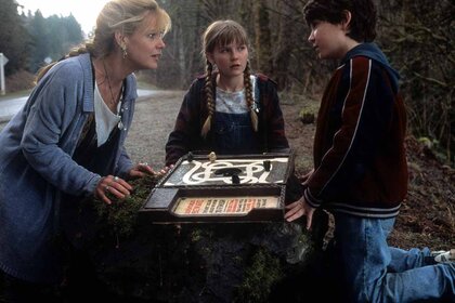 Bonnie Hunt, Kirsten Dunst and Bradley Pierce play the board game outside in Jumanji (1995)