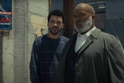 Aren (Justice Smith) and Roger (David Alan Grier) speak in The American Society of Magical Negroes (2024).