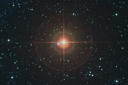 In visible light, it’s easy to see why W Hydrae is a red giant. Credit: Digitized Sky Survey