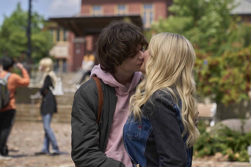 Grant Collin (Jackson Kelly) and Lexy Cross (Alyvia Alyn Lind) kiss in Chucky Episode 305.