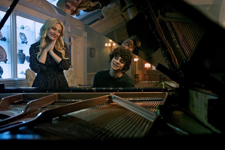 Grant Collin (Jackson Kelly) serenades Lexy Cross (Alyvia Alyn Lind) at a piano in Chucky Episode 306.