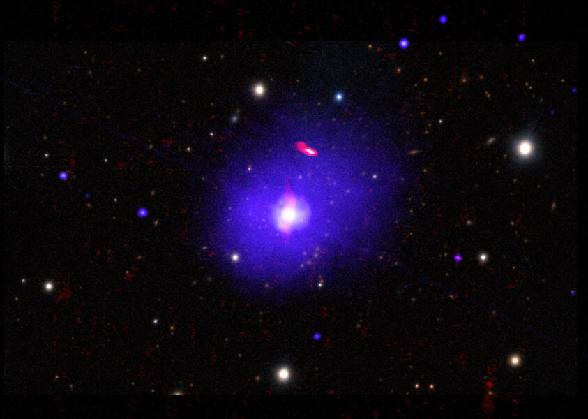A huge cloud of hot gas around the quasar H1821+643