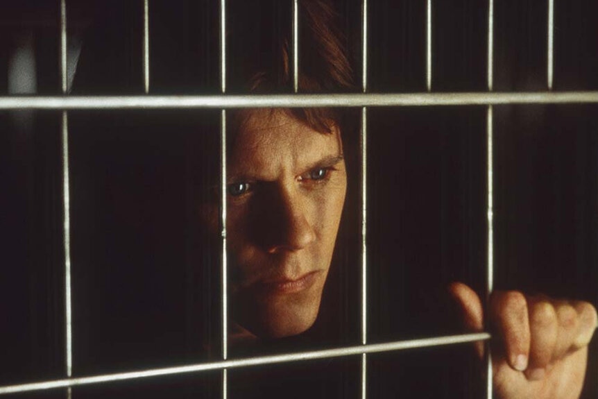 Kevin Bacon in a cage in Hollow Man (2000)