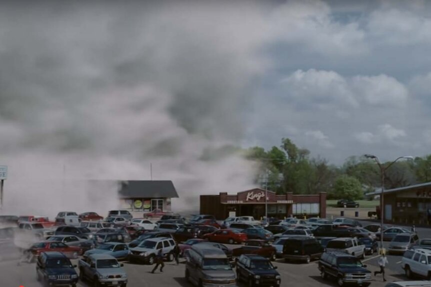 A mist falls over cars in a parking lot in The Mist (2007).