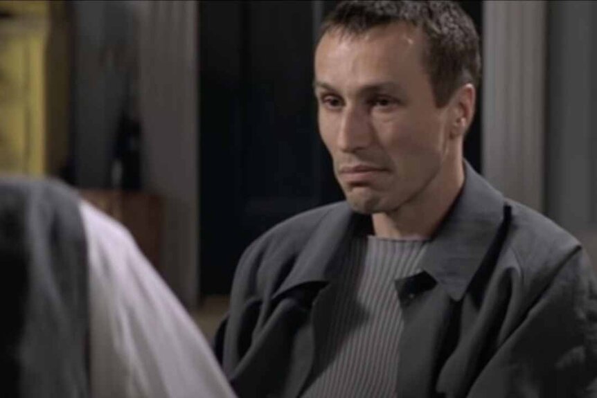 Soneji (Michael Wincott) wears all grey while speaking across from someone in Along Came a Spider (2001).