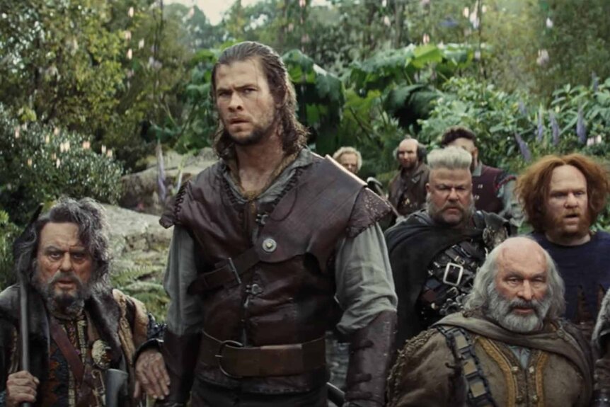 The Huntsman (Chris Hemsworth) and the Dwarves stand baffled in a forrest in Snow White and the Huntsman (2012).