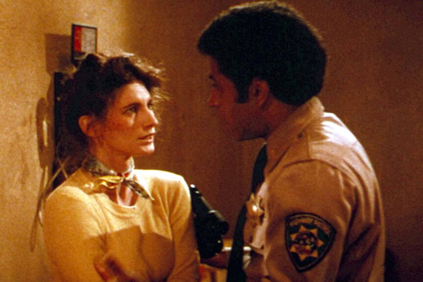 Ethan Bishop (Austin Stoker) speaks to Julie (Nancy Kyes) in Assault on Precinct 13 (1976).