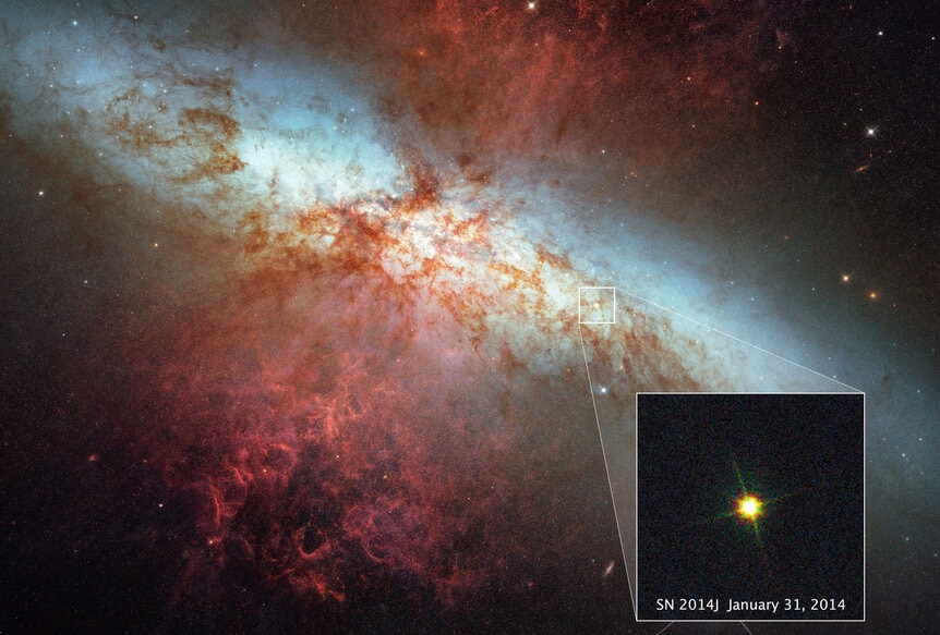 The galaxy M82 with the exploding star SN 2014J highlighted. Credit: NASA, ESA, A. Goobar (Stockholm University), and the Hubble Heritage Team (STScI/AURA)