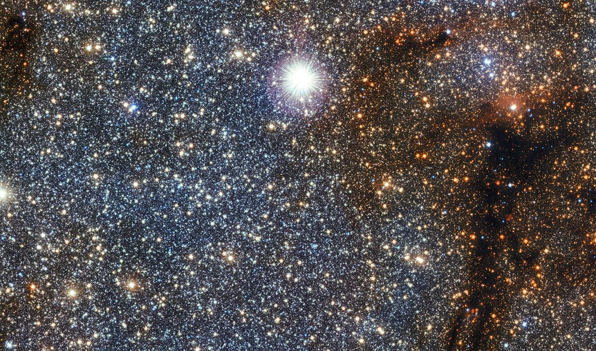 Zooming in on the VISTA image of the galactic center shows it’s stars all the way down. Also, clouds of dust dim and redden the light from stars behind them. Credit: ESO/VVV Survey/D. Minniti & Acknowledgement: Ignacio Toledo
