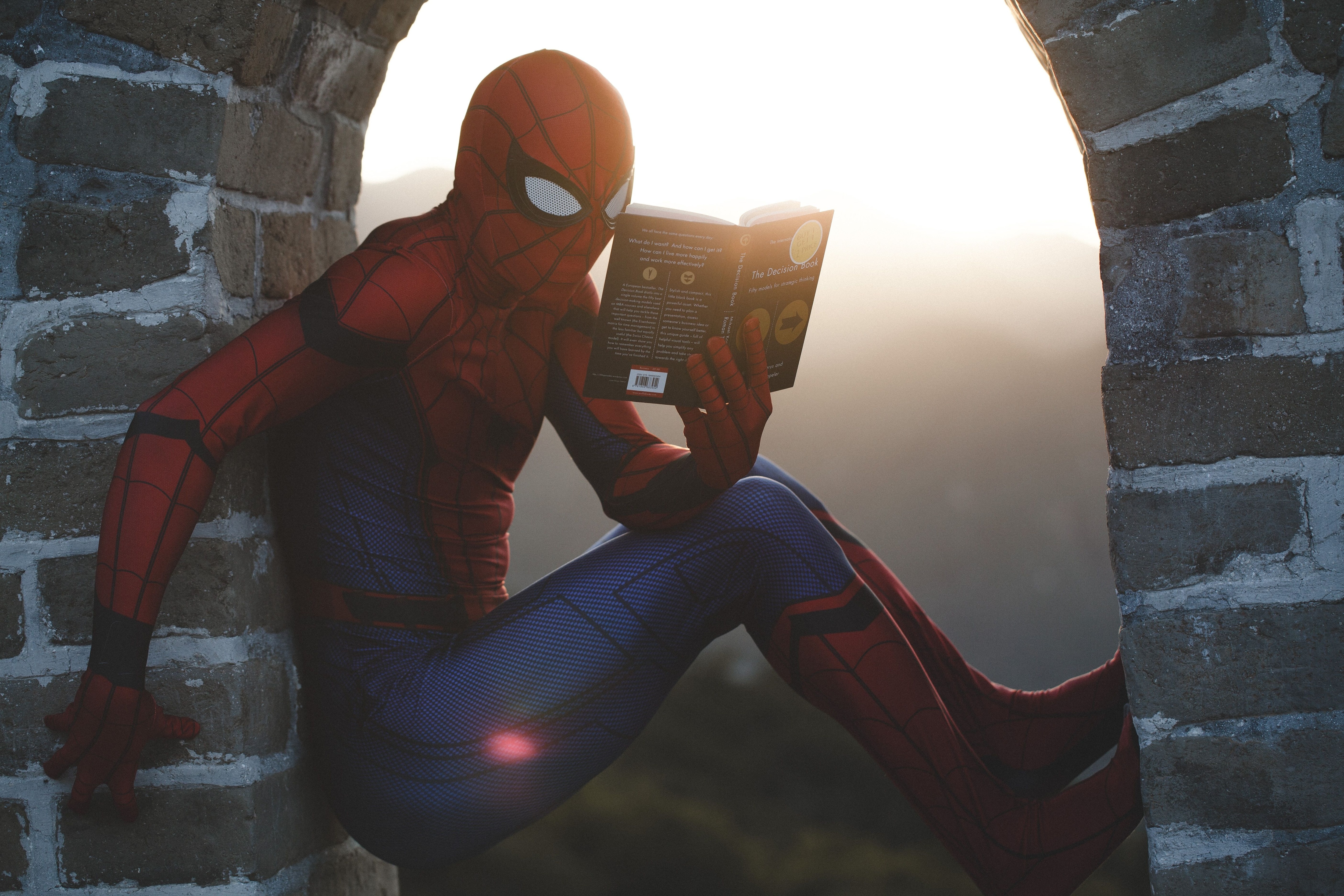 spiderman-reading