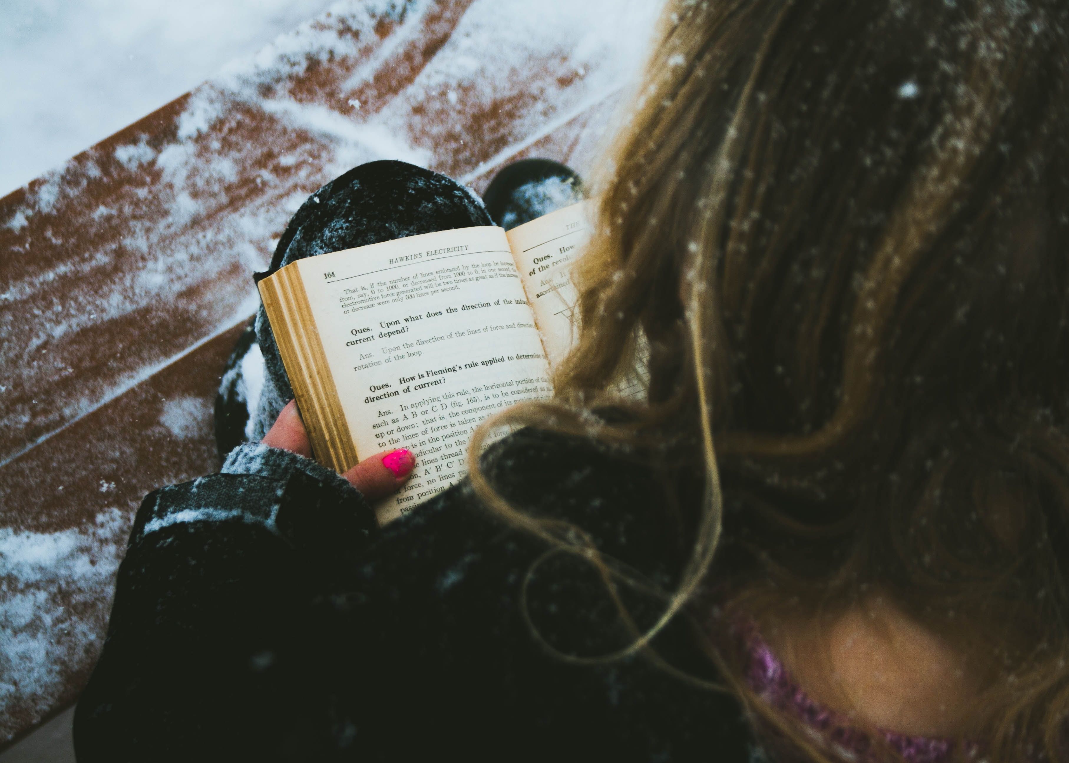 woman-reading-in-snow