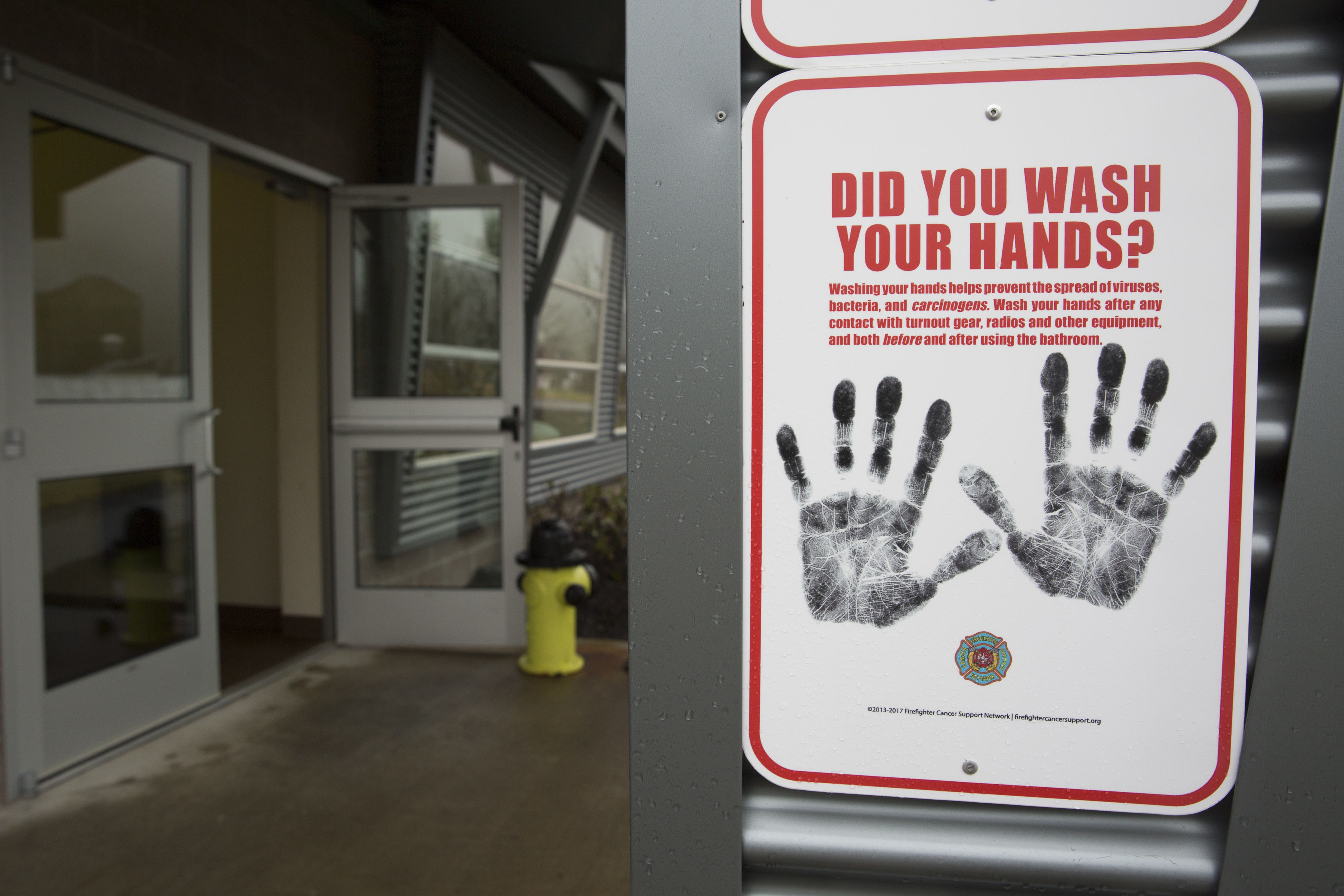 Washing hands sign
