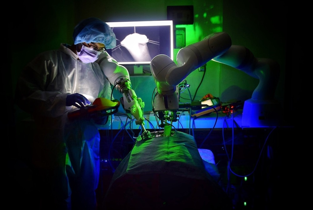 Unassisted robotic surgery means the robots are coming and they have scalpels