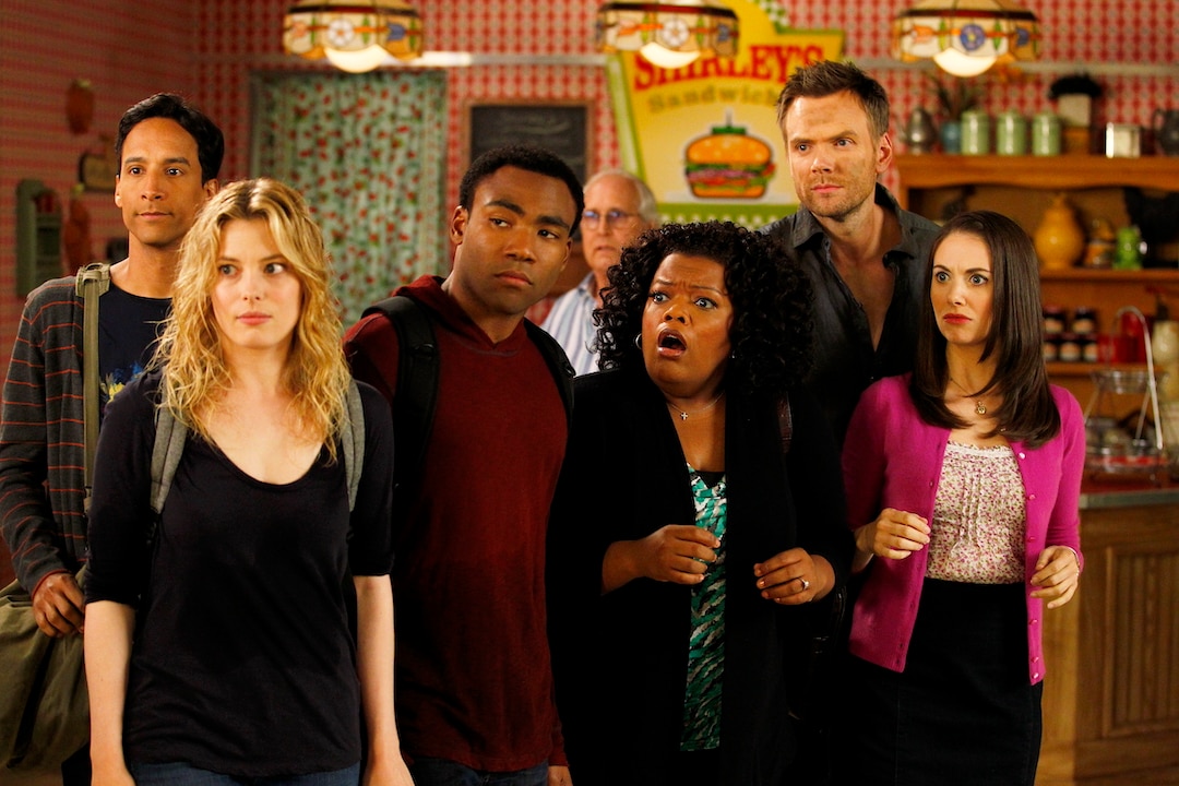 (l-r) Danny Pudi as Abed, Gillian Jacobs as Britta, Donald Glover as Troy, Yvette Nicole Brown as Shirley, Joel McHale as Jeff, Alison Brie as Annie in Community Season 4 Episode 1