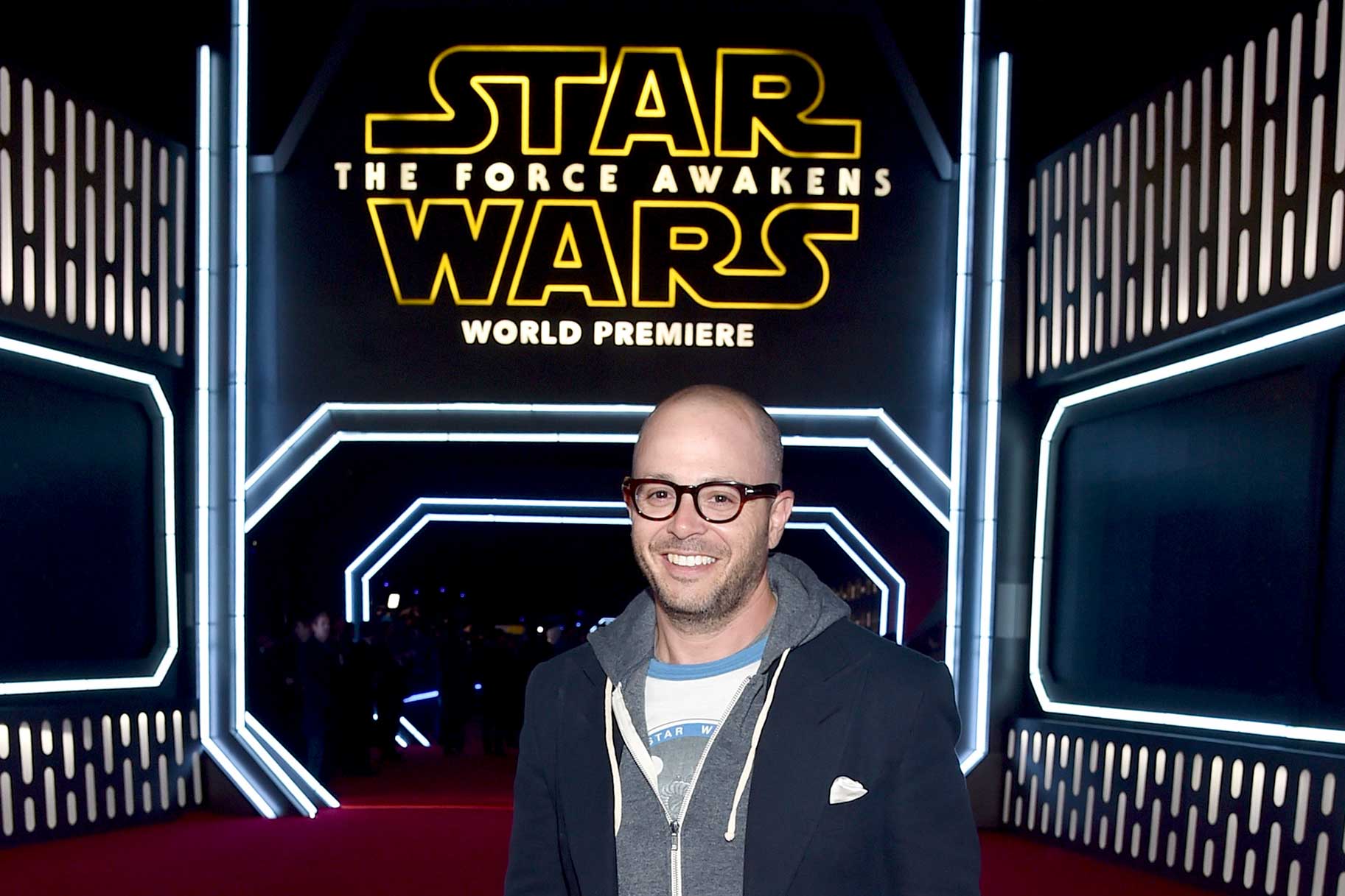 Damon Lindelof smiling on the red carpet for Star Wars: The Force Awakens