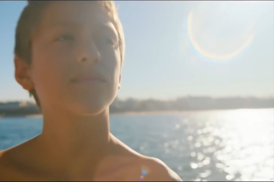 A boy and the sun in Age of Summer (2018)