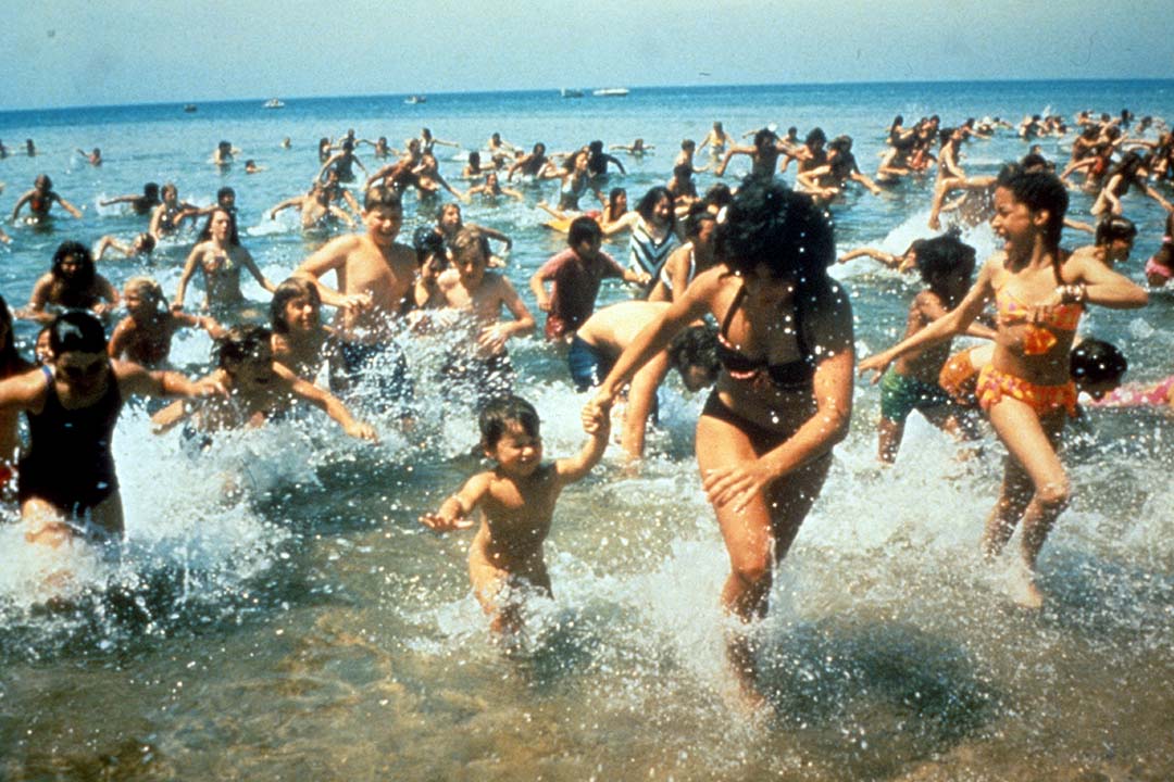 Crowds run out of the water in Jaws (1975)