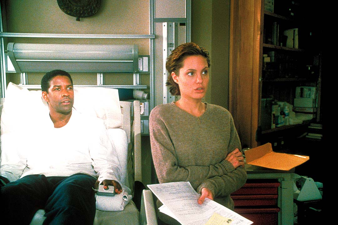 Denzel Washington on a hospital bed next to Angelina Jolie in The Bone Collector (1999)