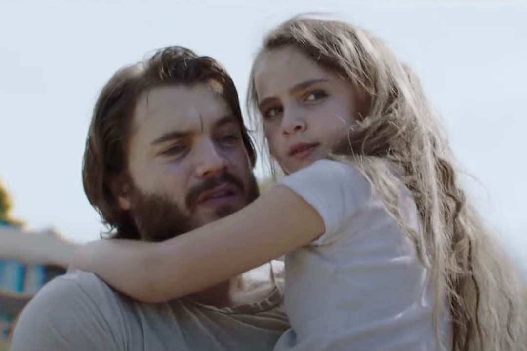 Dad (Emile Hirsch) carries Chloe (Lexy Kolker) in his arms in Freaks (2018).