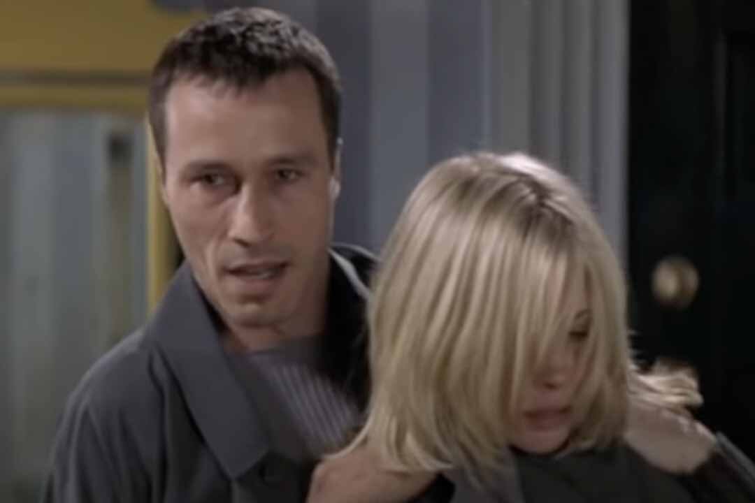 Soneji (Michael Wincott) chokeholds a blonde woman in Along Came a Spider (2001).