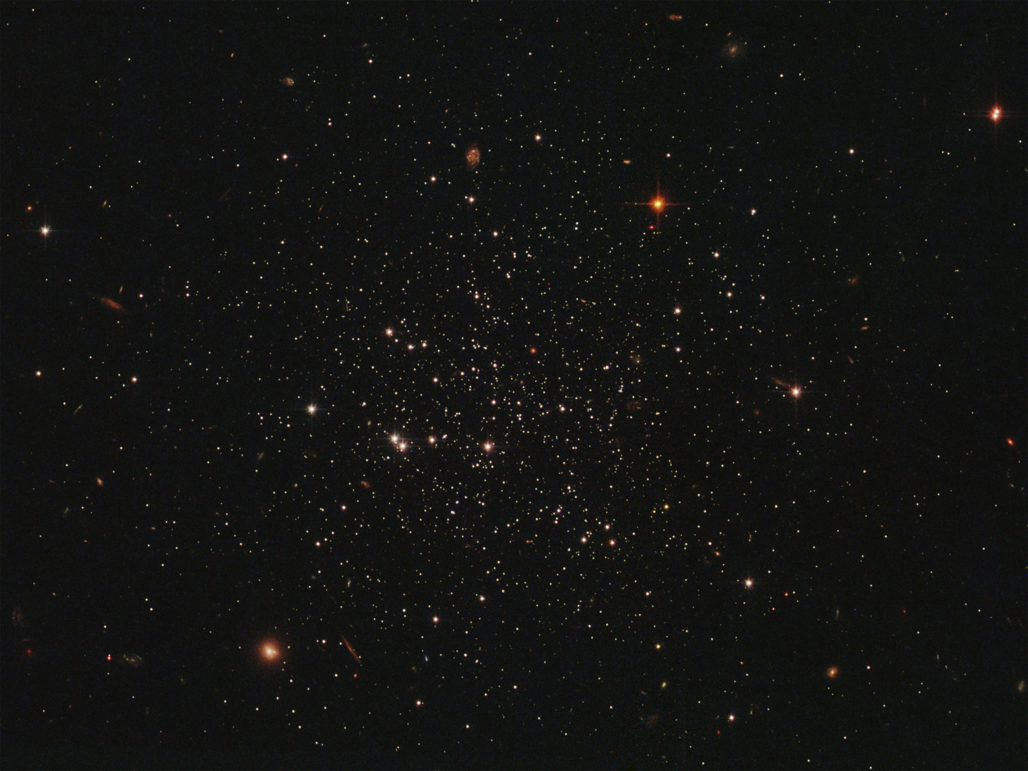 A Hubble image of PSO J174.0675-10.8774 goes much deeper and has higher resolution than ground-based images, showing more stars. Credit: NASA/ESA/Hubble and Judy Schmidt