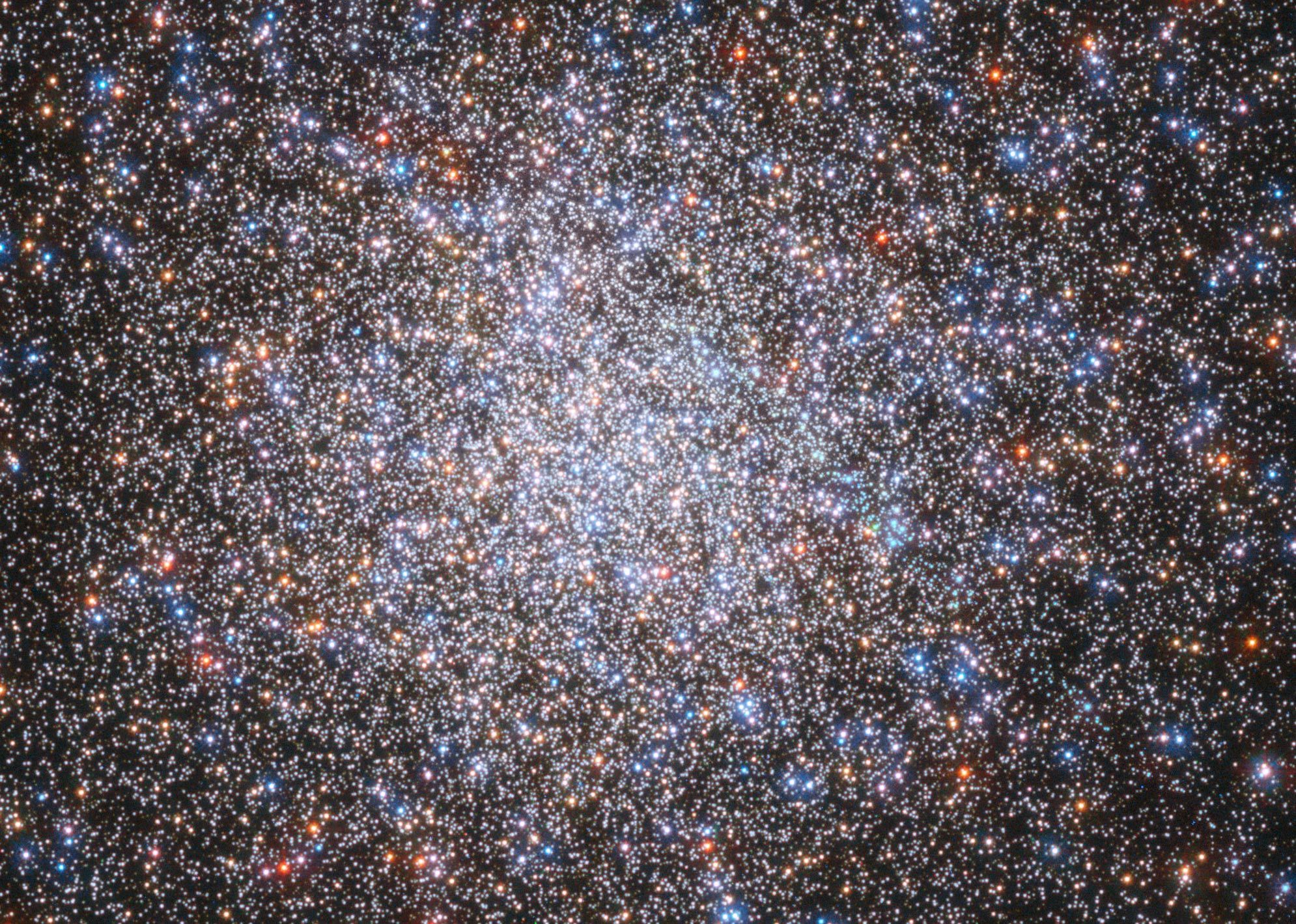 The core of the globular cluster M2 is packed with stars. Credit: ESA/Hubble & NASA, G. Piotto et al.