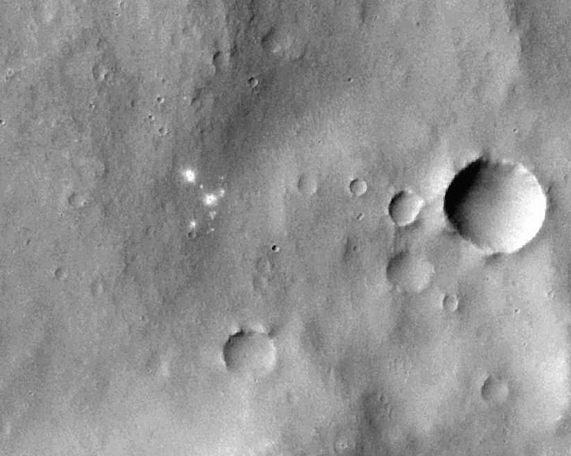 MRO обнаружил россыпь свежих кратеров на Марсе Космос