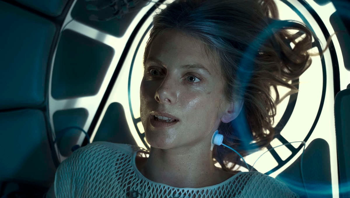 Oxygen trailer hooks Melanie Laurent up to deadly life support