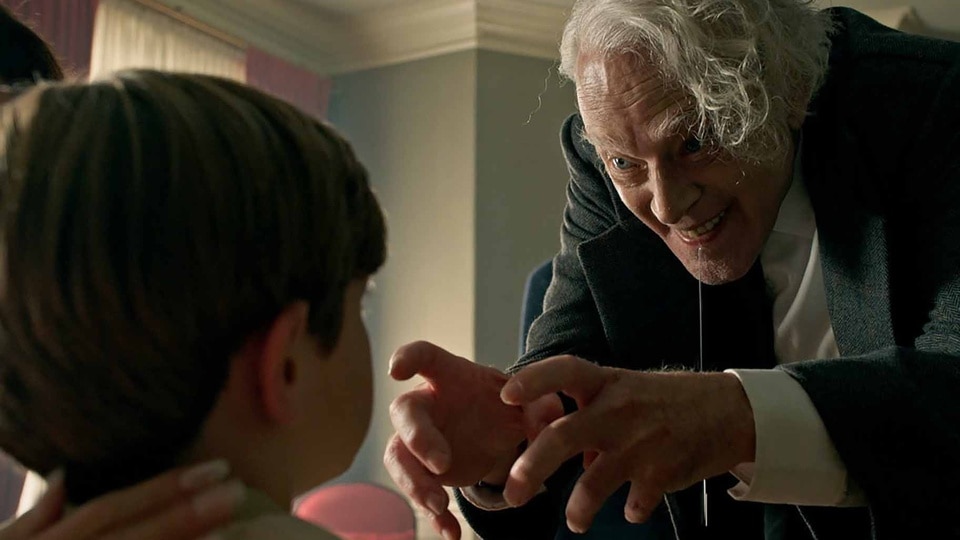 Charles Lee Ray frighteningly plays with a child in Chucky Episode 307.