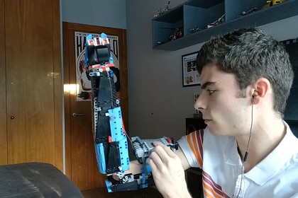 david aguilar LEGO prosthetic arm 2