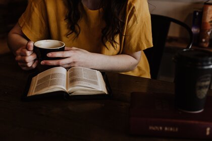 woman-reading-in-coffee-shop