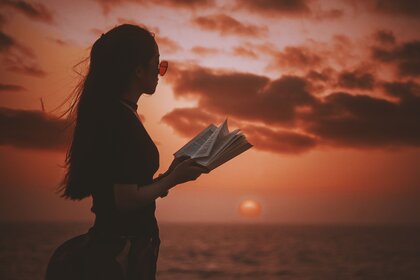 woman-reading-at-sunset