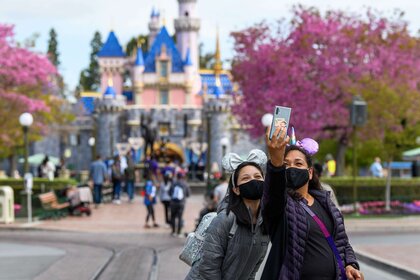 Two guests take a selfie at Disneyland Park