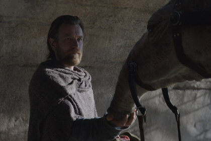 Obi-Wan Kenobi (Ewan McGregor) with an eopie in a scene from Lucasfilm's OBI-WAN KENOBI