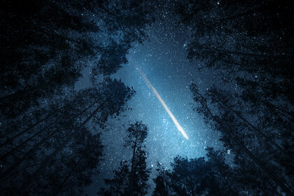 Meteror across the night sky
