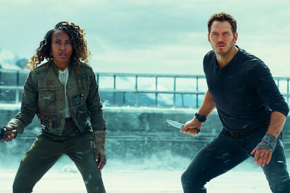 (from left) Kayla Watts (DeWanda Wise) and Owen Grady (Chris Pratt) in Jurassic World Dominion.