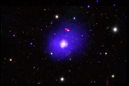 A huge cloud of hot gas around the quasar H1821+643