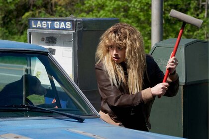 Natasha Lyonne as Charlie Cale in Poker Face Season 1 Episode 3