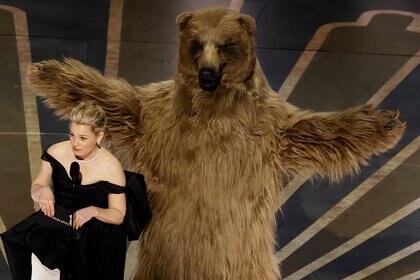 (L-R) Elizabeth Banks and Cocaine Bear onstage at the Academy Awards