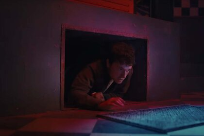 Josh Hutcherson crawls out a vent in Five Night's at Freddy's (2023)