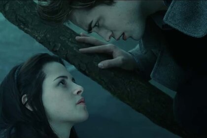 Edward Cullen (Robert Pattinson) speaks to Bella Swan (Kristen Stewart) in Twilight (2008)