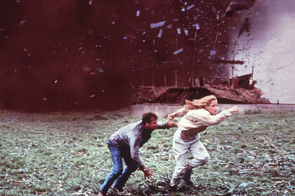 Bill Paxton and Helen Hunt run from a tornado in Twister (1996)