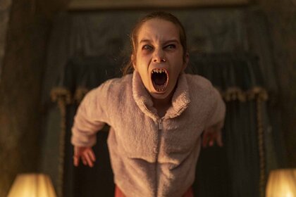 Abigail (Alisha Weir) demonically screams with sharp teeth in Abigail (2024) .