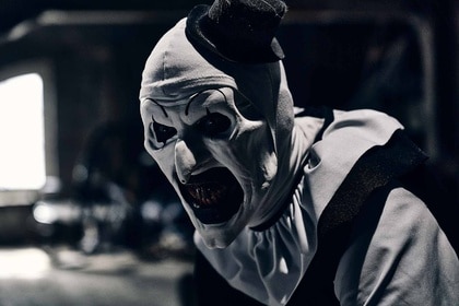 Art the Clown (David Howard Thornton) wears a white clown costume in Terrifier 3 (2024).