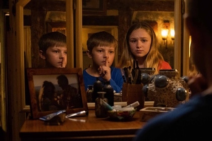 Ant (Dan Hough) and Agnes Dalton (Alix West Lefler) look in a mirror in Speak No Evil (2024).