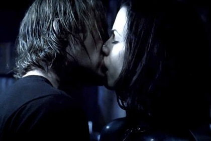 Michael Corvin (Scott Speedman) and Selene (Kate Beckinsale) kiss in Underworld (2003).
