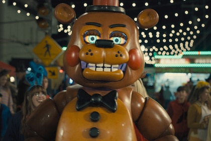 Toy Freddy stands outside in a carniva ln Five Nights at Freddy’s 2