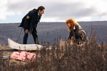 An FBI Agent speaks to Charlie Cale (Natasha Lyonne) who picks up a road sign on Poker Face Season 2.